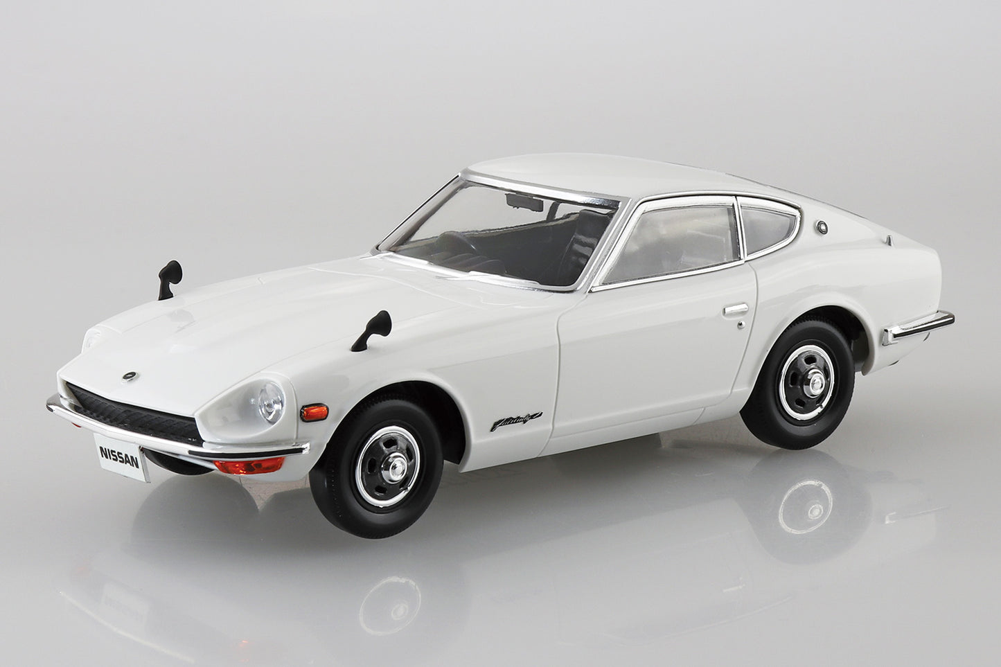 Aoshima 1/32 Nissan S30 Fairlady Z (More colors)